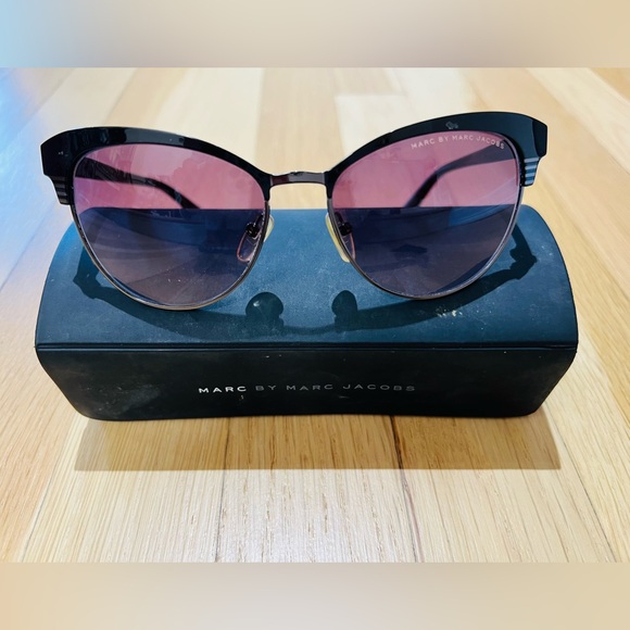 Marc by Marc Jacobs Black Cat Eye Rimless Sunglasses - Picture 4 of 4